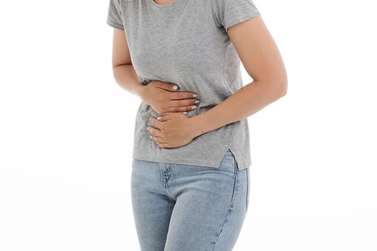 La apendicitis puede causar dolor en la parte inferior derecha del abdomen.