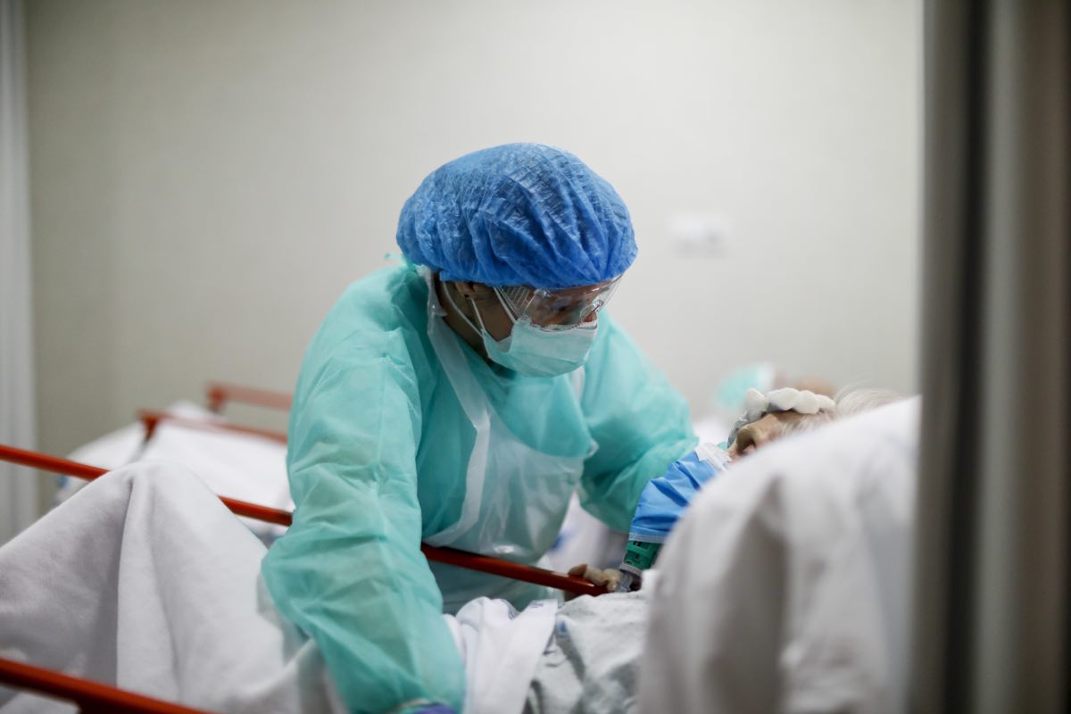 Una doctora presta asistencia a un paciente en una unidad de intensivos de un hospital de la Comunidad de Madrid (Foto: DM).