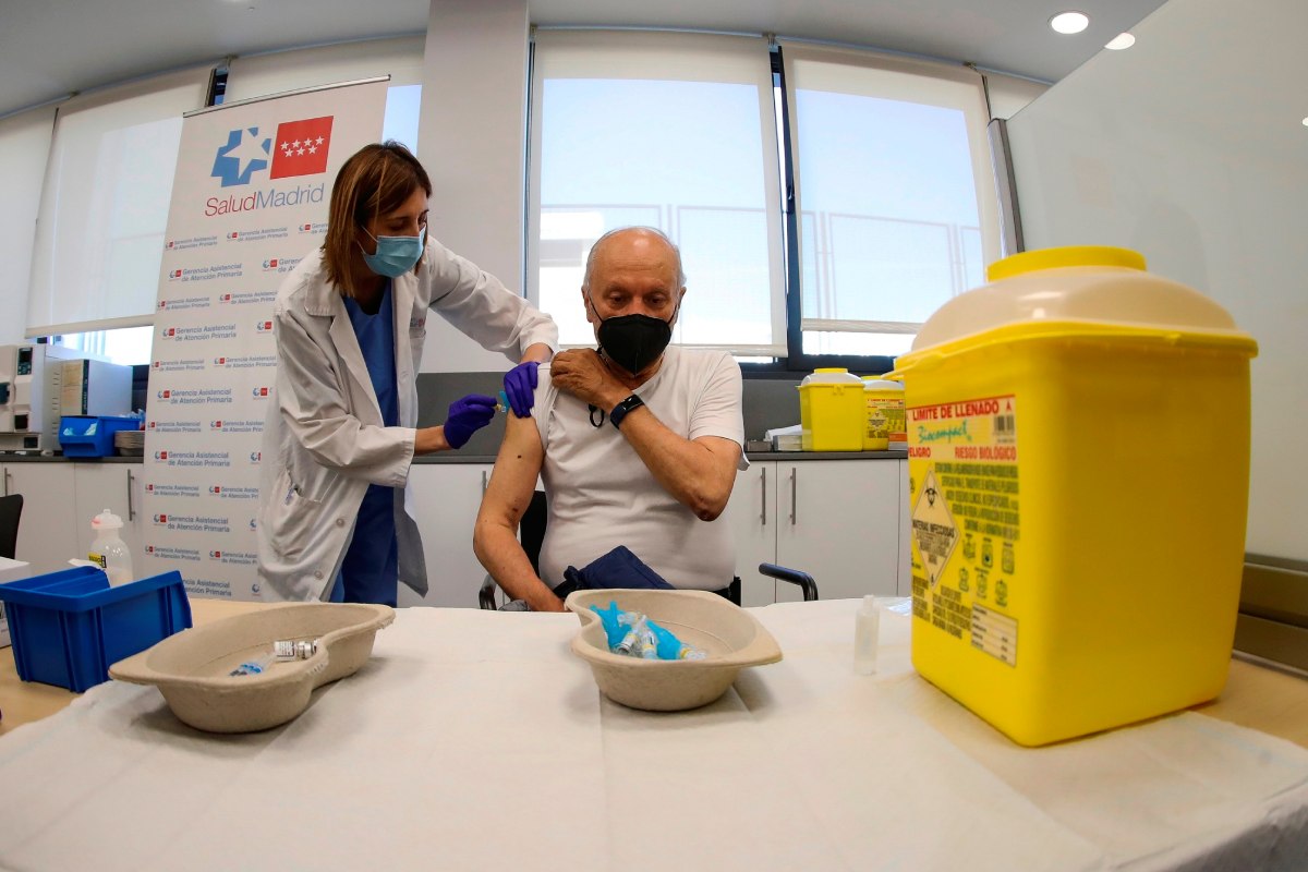 Un hombre se vacuna de la gripe y la covid-19 este lunes en Madrid. (FOTO: EFE/David Fernández).