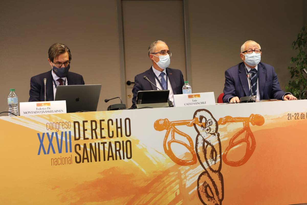 Federico de Montalvo, Luis Calvo Sánchez y Julio Sánchez Fierro, en la mesa del XXVII Congreso Nacional de Derecho Sanitario dedicada a la transformación digital. 