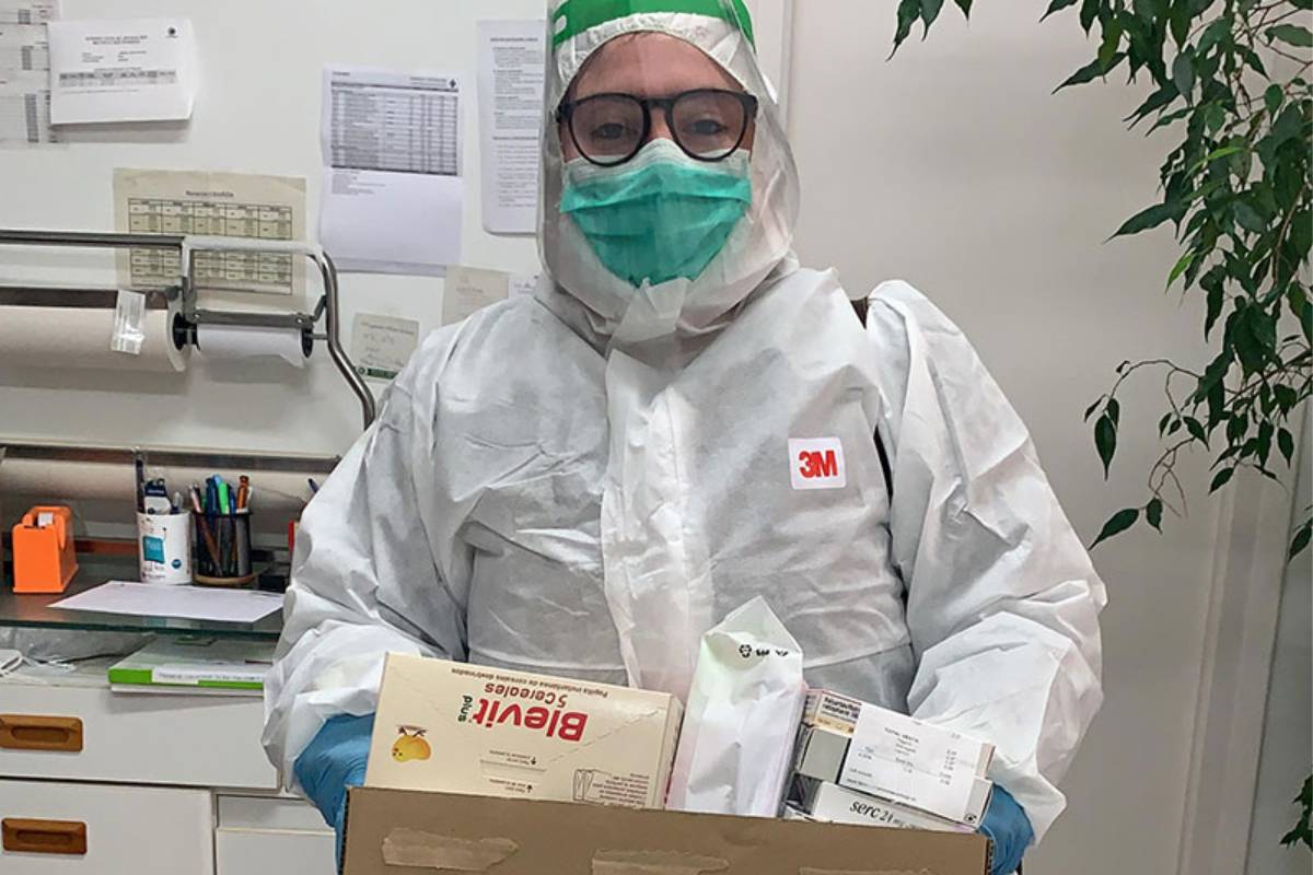 Durante la pandemia, algunas farmacias, como la de Cristina D�az, en La Rioja, tuvieron que llevar la medicación al domicilio del paciente. En la imagen, uno de los empleados de la botica de D�az. 