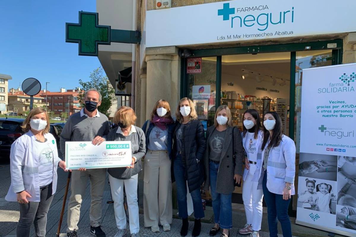 La Farmacia Neguri forma parte del proyecto FarmaSolidaria. En la imagen, entregando el cheque a la iniciativa solidaria en la que colaboraron.