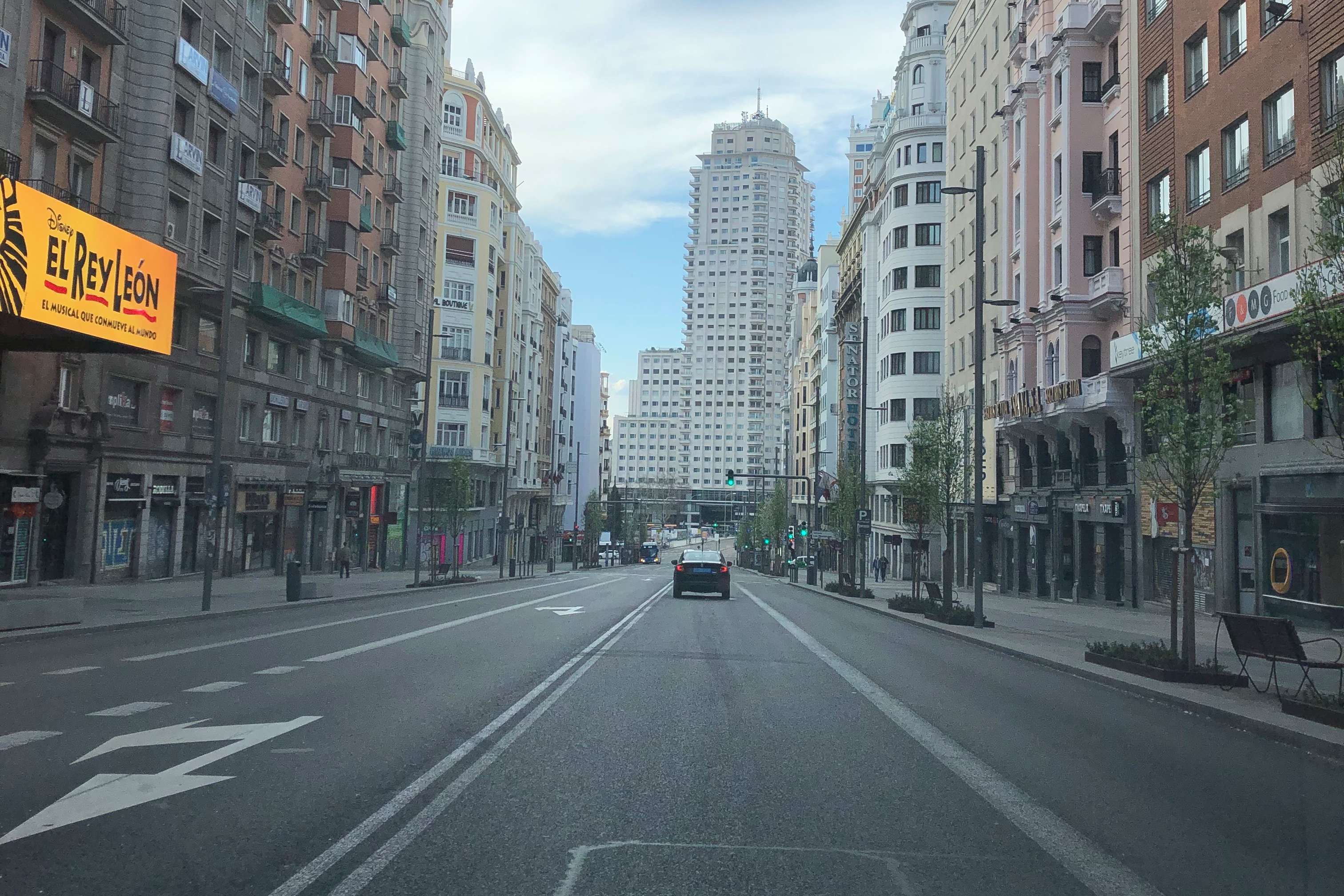 La Gran Vía de Madrid vacía de gente en el mes de marzo de 2020 tras la declaración del estado de alarma. 