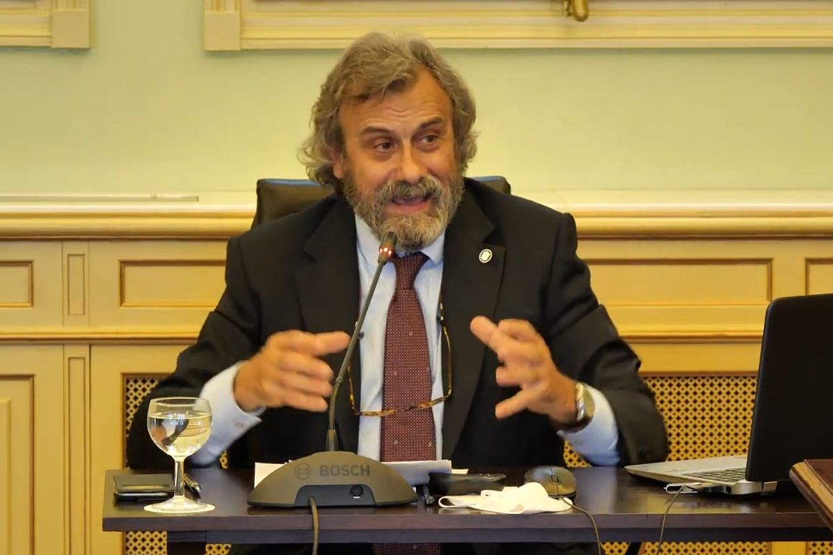 Miguel Lázaro, presidente del sindicato médico Simebal, en una comparaciencia en el Parlamento