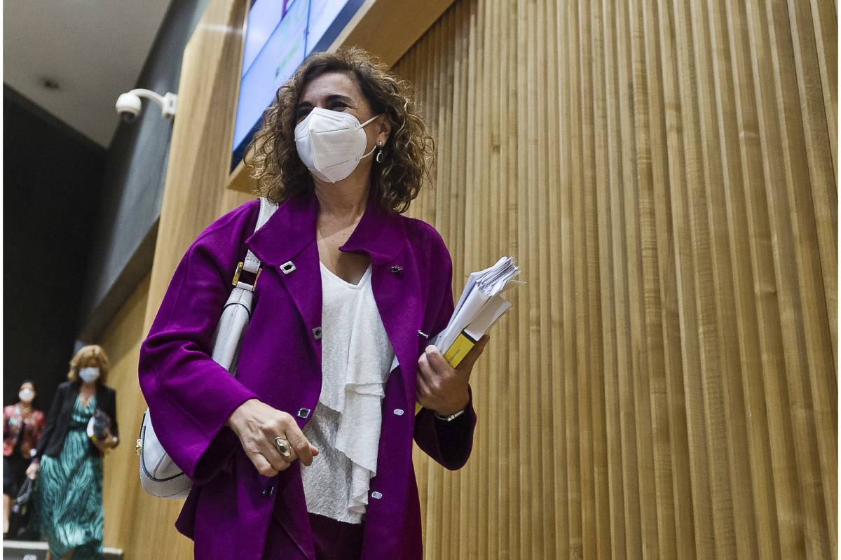 La ministra de Hacienda, María Jesús Montero, ha anunciado la prórroga del IVA reducido para la mascarillas durante su intervención en el Senado.  (FOTO: JM Cárdenas) 