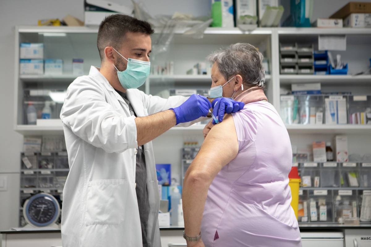 Un enfermero vacuna a una paciente en un centro de salud de Navarra coincidiendo con el inicio de la campaña de vacunación contra la gripe (Foto: Gobierno de Navarra).