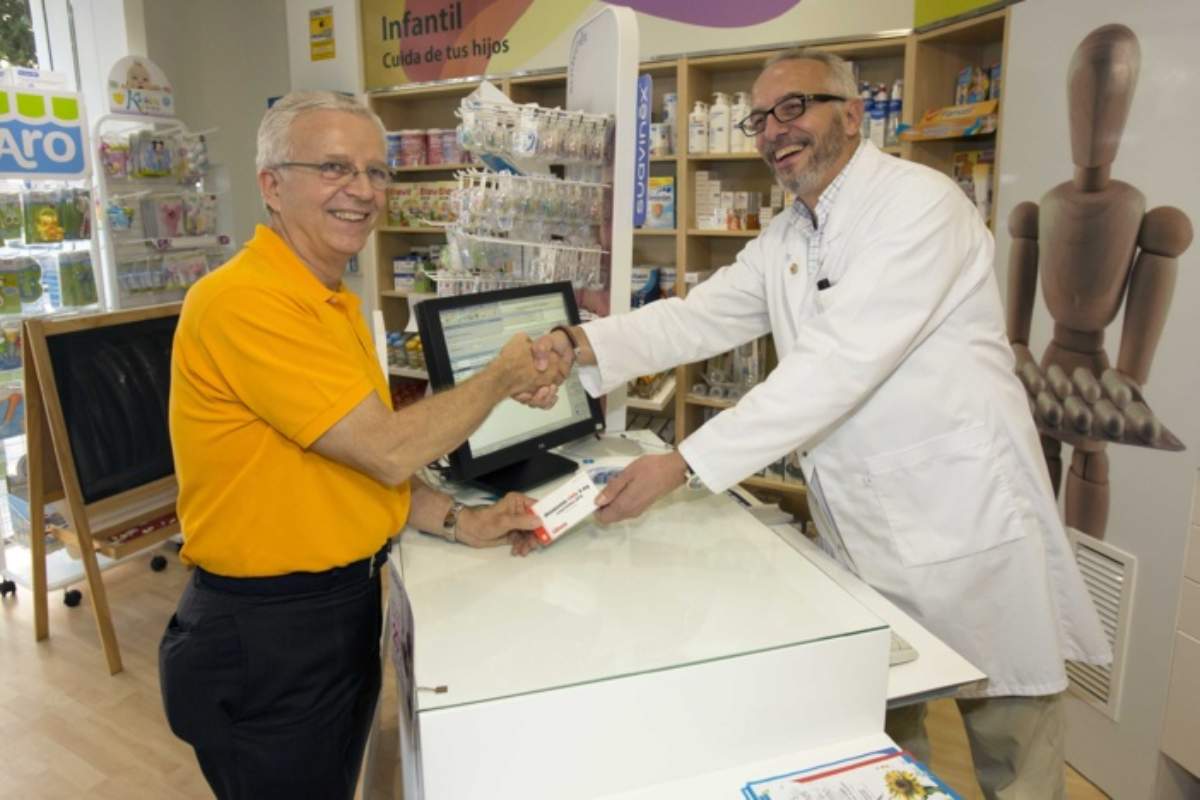 Manuel Ojeda, dispensando a un ciudadano europeo con receta electrÃ³nica interoperable en 2014.