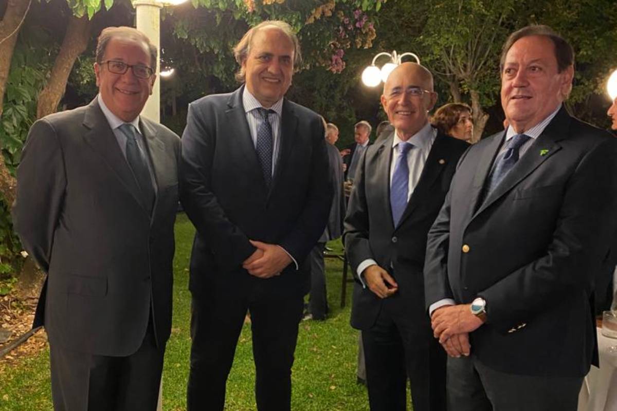 Cecilio Venegas, presidente del COF de Badajoz, junto a Luis Alberto Calvo, presidente de la OrganizaciÃ³n Colegial Veterinaria (OCV); Carlos Arjona, presidente del Colegio de MÃ©dicos de CÃ¡ceres, y Pedro Claros, presidente del COF de CÃ¡ceres.
