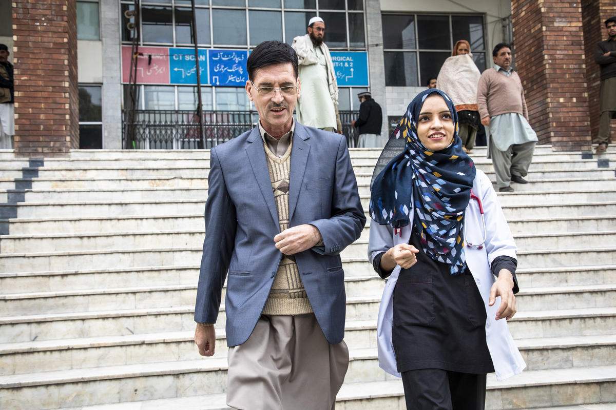  Saleema Rehman, con su padre, Abdul Rehman, a la entrada del Hospital Sagrada Familia, en Rawalpindi (PakistÃ¡n). /Acnur.