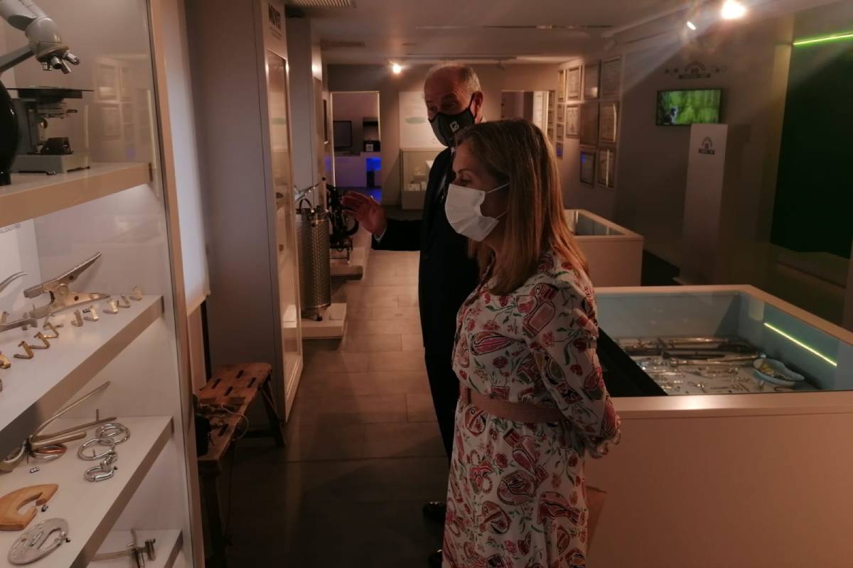 Ana Pastor, observando una e las vitrinas del Museo del Colegio de Veterinarios de Badajoz (Muvet), junto a JosÃ© MarÃn SÃ¡nchez Murillo, presidente del Colegio de Veterinarios de Badajoz.