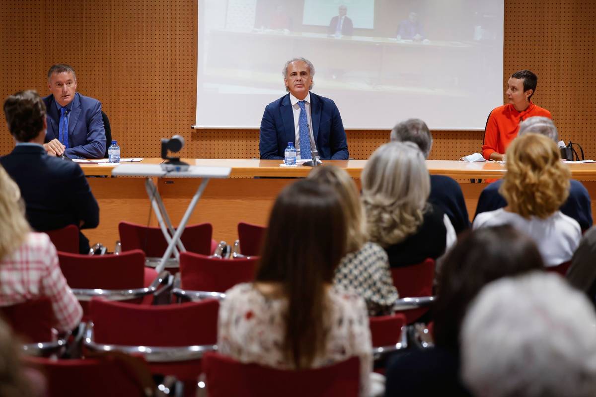 El consejero de Sanidad, Enrique Ruiz Escudero, durante la presentación del plan de atención primaria a directores asistenciales y directores de centros de salud