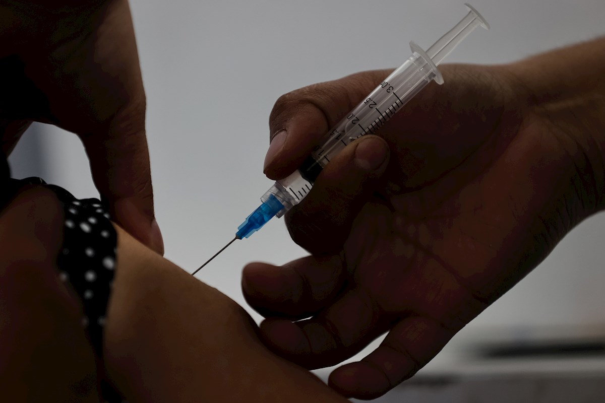  Una enfermera administra una dosis de refuerzo de la vacuna contra la covid-19 a una persona en Santiago (Chile). EFE/ Alberto Valdés