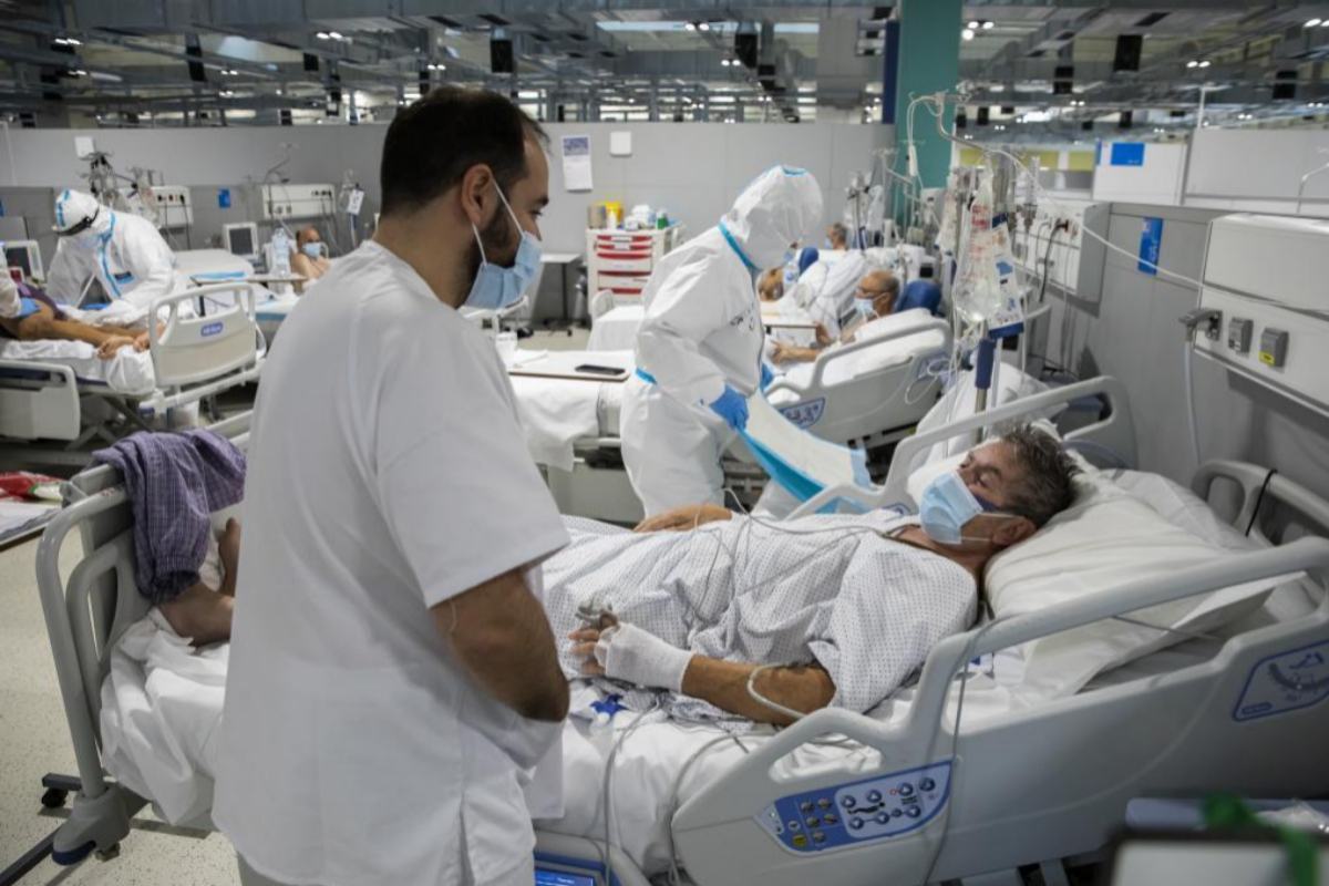 El Sermas ha confirmado a los sindicatos que parte de los contratos covid que se renueven más allá de diciembre irán a atender pacientes post-covid en el Hospital Isabel Zendal. 
