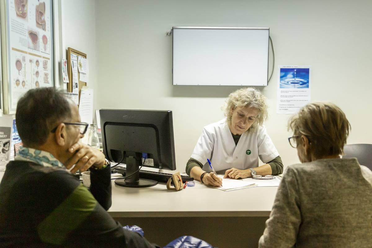 Una enfermera en consulta con un paciente. FOTO: Ariadna Creus y Àngel Garc�a (Banc IMatges Infermeres).
