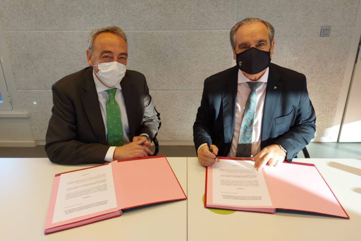 Ángel Mataix, presidente de Sefap, y Jesús Aguilar, presidente del Consejo de COF, durante la firma del acuerdo de colaboración. 