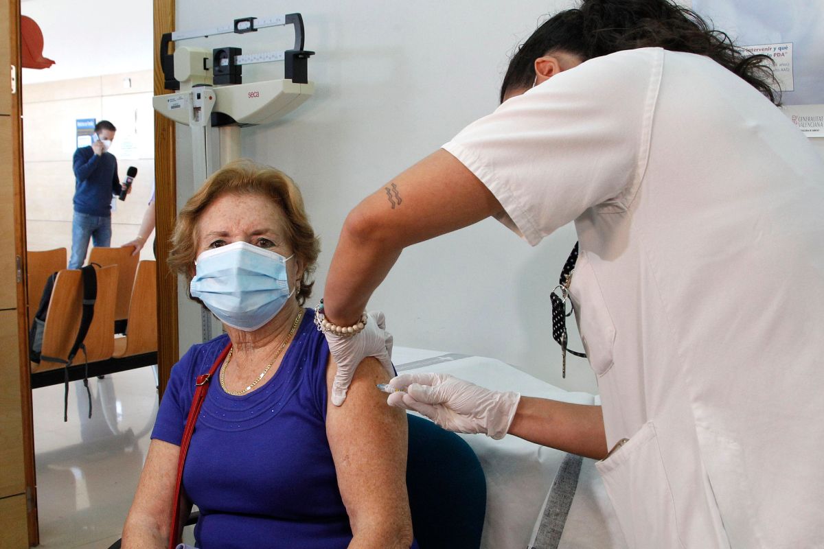 Una enfermera vacuna a una mujer en la Comunidad Valenciana. FOTO:  EFE/ Morell