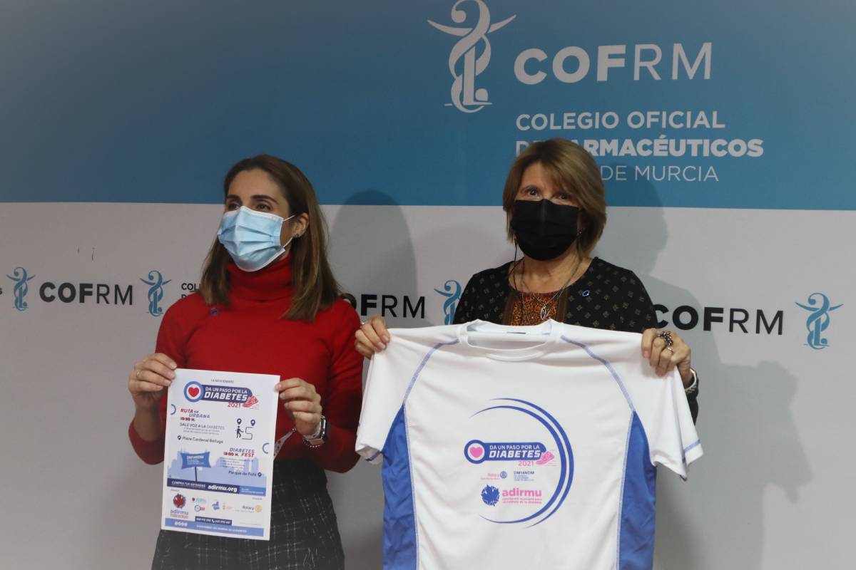 La presidenta del COF de Murcia, Paula Payá, y la de la Asociación Murciana para el Cuidado de la Diabetes, Asunción Sáez, muestran el cartel y la camiseta de la marcha cardiosaludable que se celebrará el 14 de noviembre.