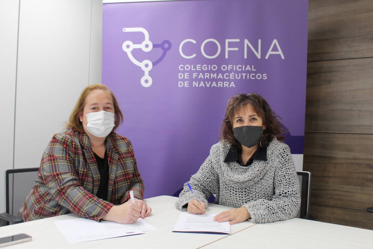 La presidenta del COF de Navarra, Marta Galipienzo, y la de la Asociación Besarkada-Abrazo, Elena Aisa, durante la firma del convenio.