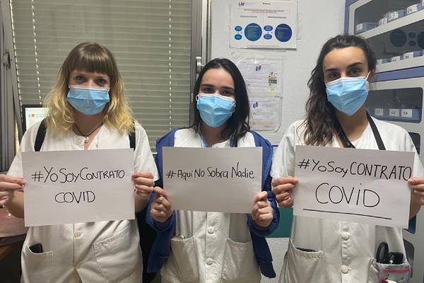 Tres enfermeras de un hospital madrileño muestran el hashtag de la campaña abierta en redes (Foto: @DePrecarios) 