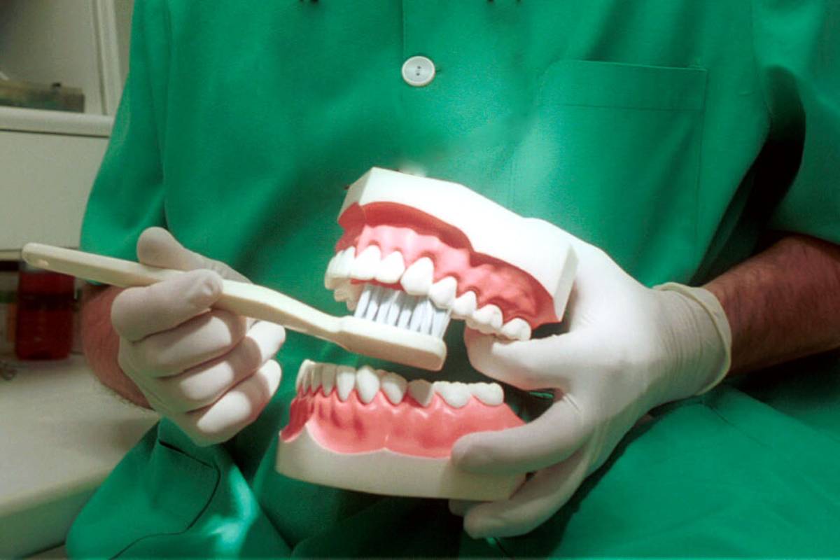 La pérdida ósea en tratamiento de implantes dentales es un riesgo del que se debe informar al paciente. Foto de archivo. 