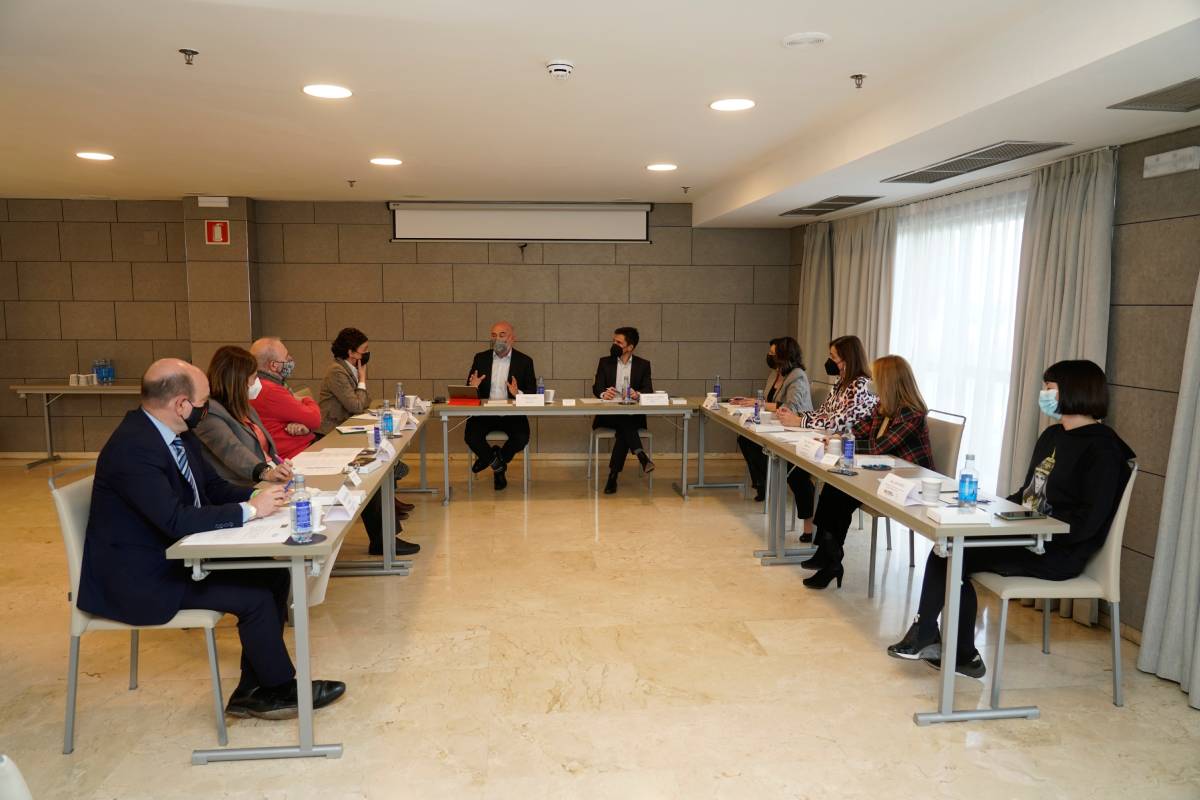 Participantes en el debate organizado en Zaragoza por CF en colaboración con Cofares. Foto: ARABA-PRESS
