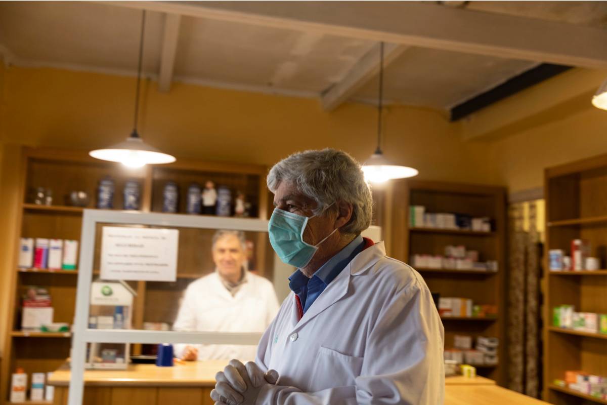 En la imagen, Eduardo Comas, médico de una comarca de Teruel que en su día no registró ningún contagio por coronavirus, en la farmacia del pueblo.