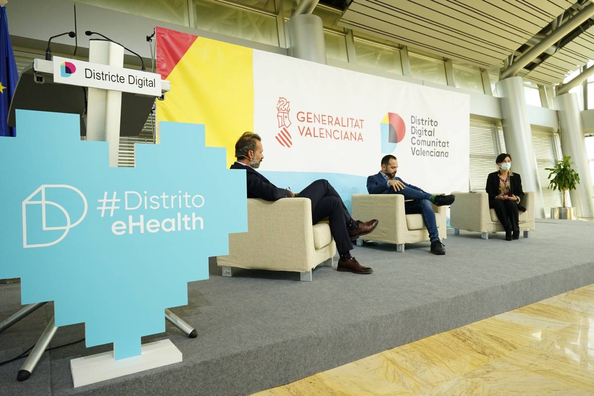 Mesa redonda para presentar el proyecto. Francisco Estevan (Innsomnia), Óscar Moreno (Isabial), y Julia Calabuig, jefa de Análisis de Sistemas de Información Sanitaria de la Consejería.