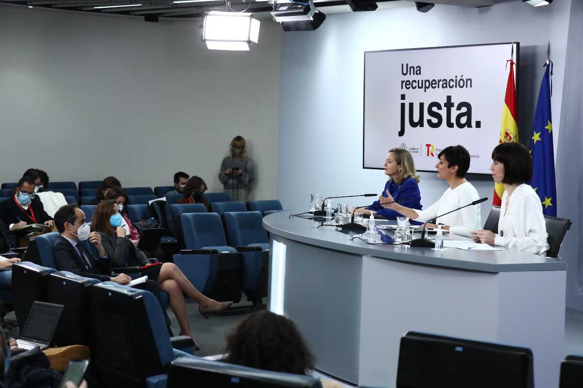 Las ministras Nadia Calviño, Isabel Rodr�guez y Diana Morant tras el Consejo de Ministros.