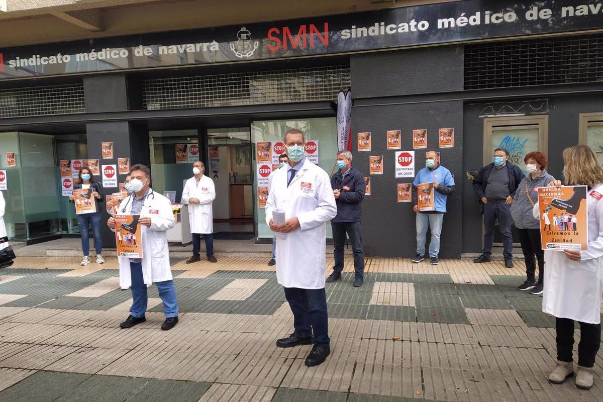 Aspecto de una concentración frente a la sede del Sindicato Médico de Navarra durante la huelga médica convocada por CESM en toda España (Foto: SMN).