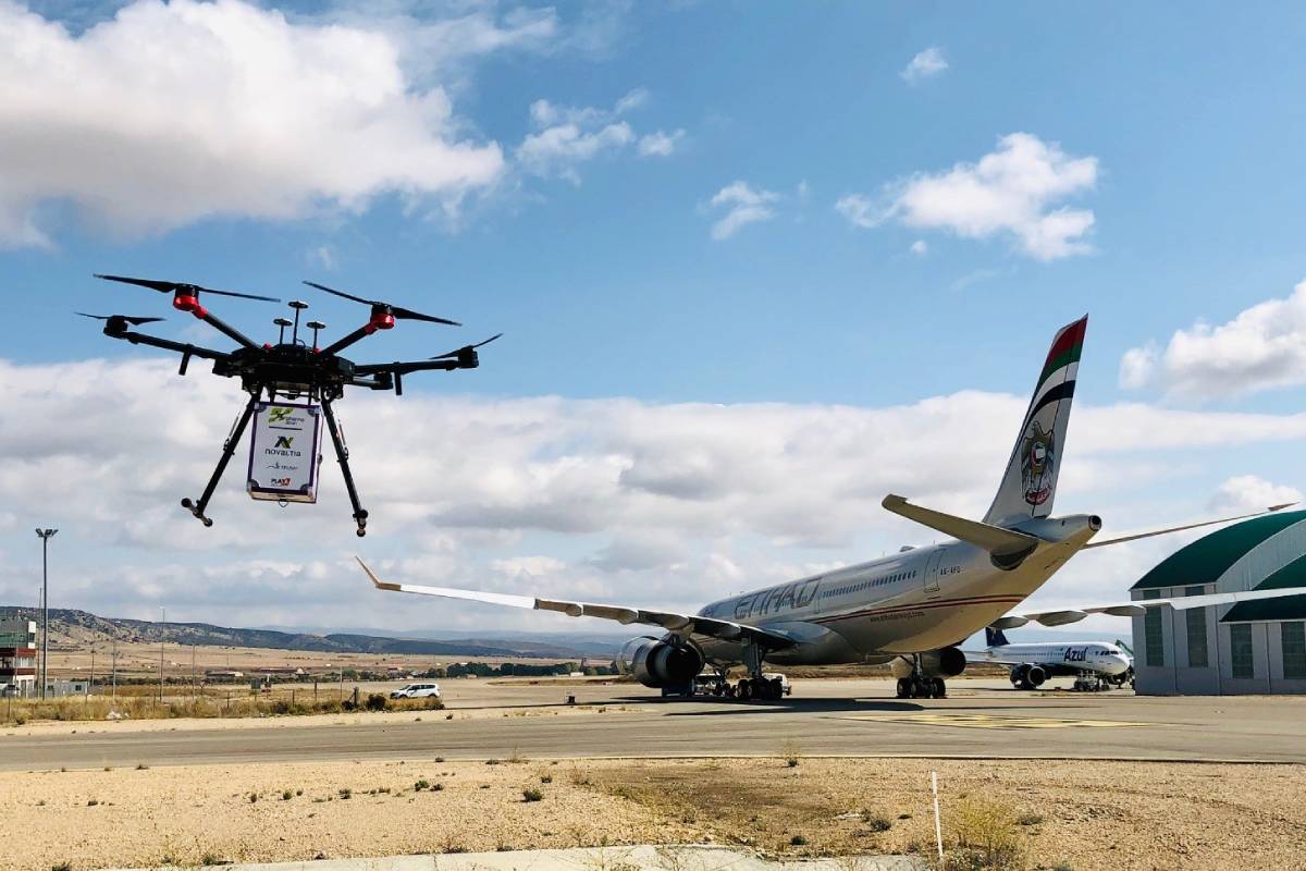 Dron de Pharmadron en un aeropuerto.