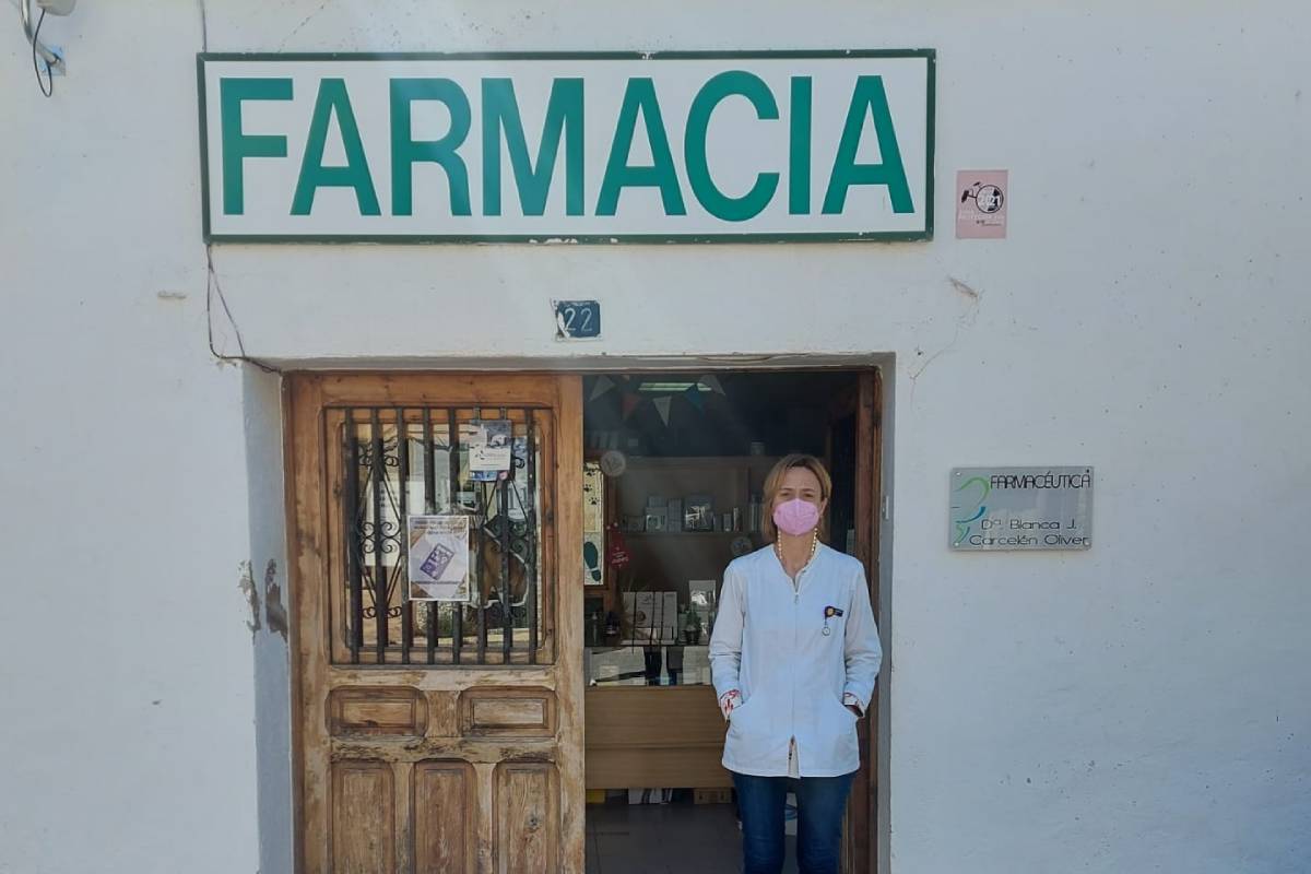 Blanca Carcelén, titular de una farmacia VEC en Benafigos (Castellón) y presidenta de la Asociación de Farmacias Rurales-VEC de la Comunidad Valenciana (Afaruvec).