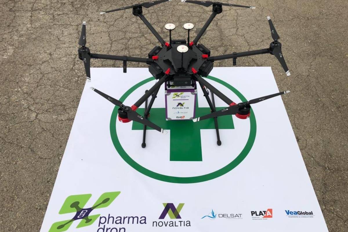 El dron de Pharmadron, en un espacio señalizado con la cruz verde de la farmacia.