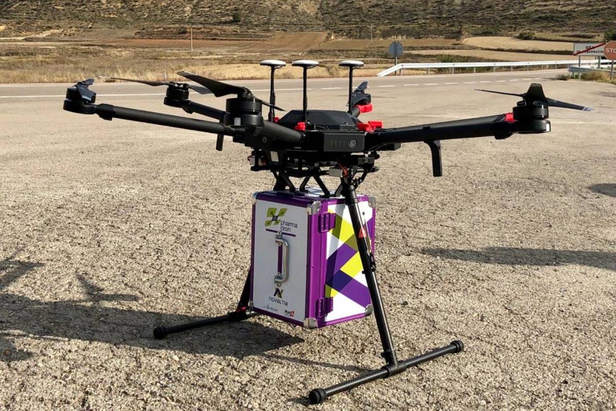 El contenedor que va adosado al dron puede llevar un peso de 25 kilos, de los cuales 10 serán carga útil, y mantendrá una temperatura de entre 15 y 25 grados.