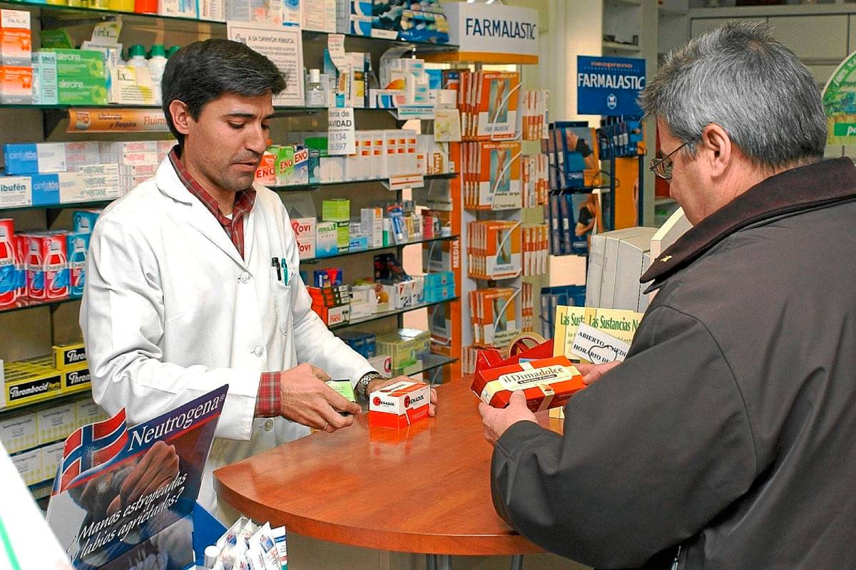 Un farmacéutico de Madrid dispensando medicamentos. /EFE.