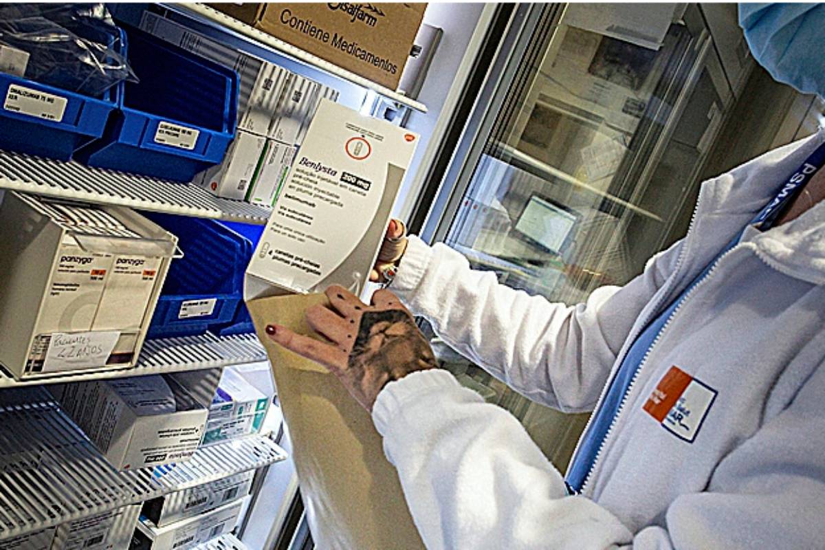 Una farmacéutica del Hospital del Mar abre la nevera para preparar una medicación, introducirla en un sobre y enviarla a la farmacia elegida por el paciente. /Jaume Cosialls.