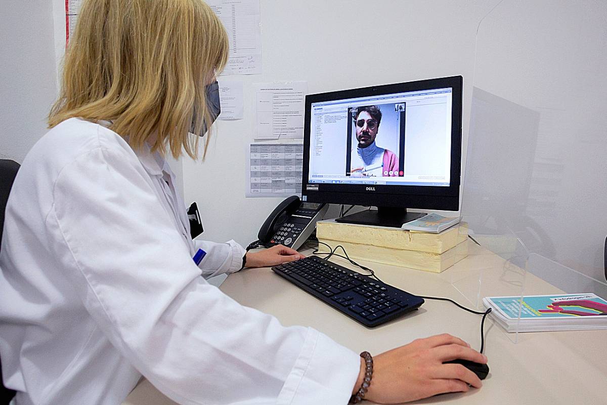 Una farmacéutica del Hospital del Mar se comunica telemáticamente con un paciente incluido en el programa de dispensación colaborativa de medicamentos hospitalarios con las oficinas de farmacia. /Jaume Cosialls.