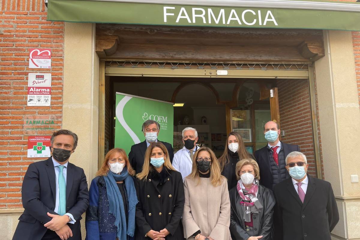 Puesta de largo del proyecto 'Farmacias cardioprotegidas' en la botica de Ribatejada (Madrid).).