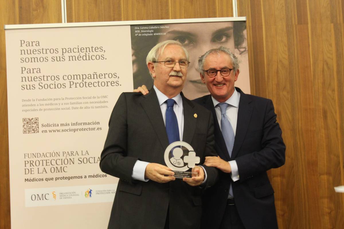 Tomás Cobo, presidente de la OMC, abraza a su predecesor, Seraf�n Romero, que recibió ayer el 'Premio Especial Embajador del Paime' (Foto: Cgcom).