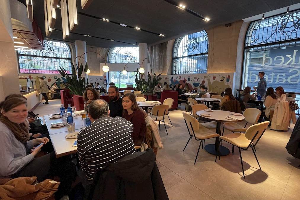 Varias personas en un restaurante de Bilbao, cuando el TSJ del País Vasco acaba de anunciar que no autoriza al Gobierno Vasco implantar la exigencia de tener el 