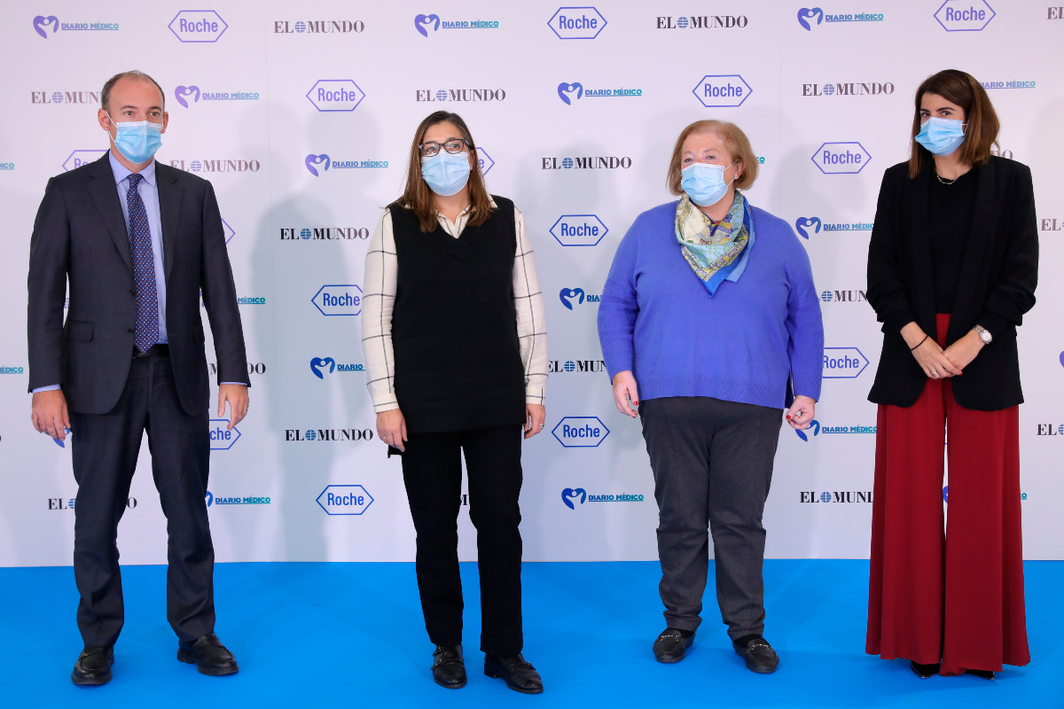 Aleix Prat, jefe de OncologÃa MÃ©dica del Clinic de Barcelona; Cristina G. Real, de Diario MÃ©dico y moderadora del debate, Luisa Villar, efa del Servicio de InmunologÃa del RamÃ³n y Cajal, y Beatriz PÃ©rez, directora mÃ©dica de Roche Farma.