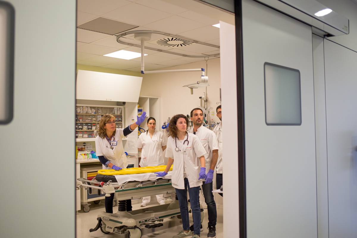 Sanitarios en Urgencias esperando la llegada de una ambulancia. FOTO: Ariadna Creus y Àngel García (Banc Imatges Infermeres).