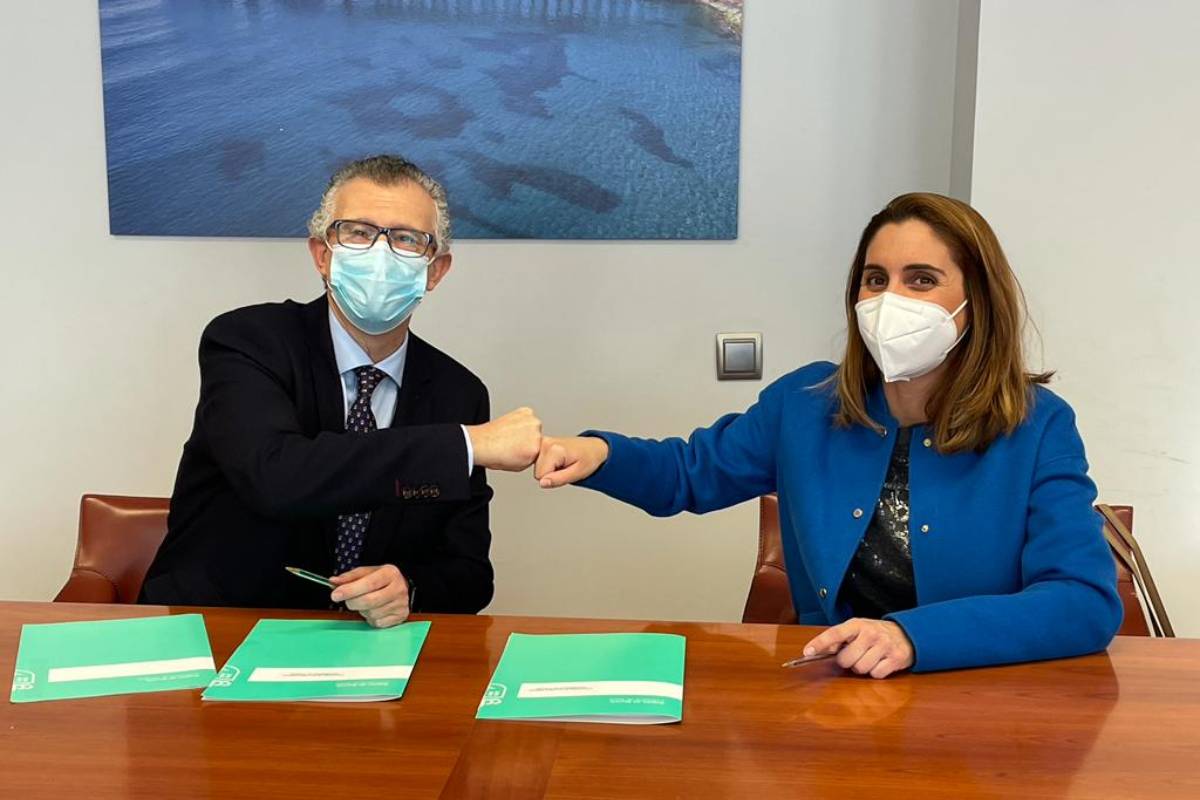 El consejero de Salud, Juan José Pedreño, y la presidenta del COF de Murcia, Paula Payá, en la la firma del convenio.