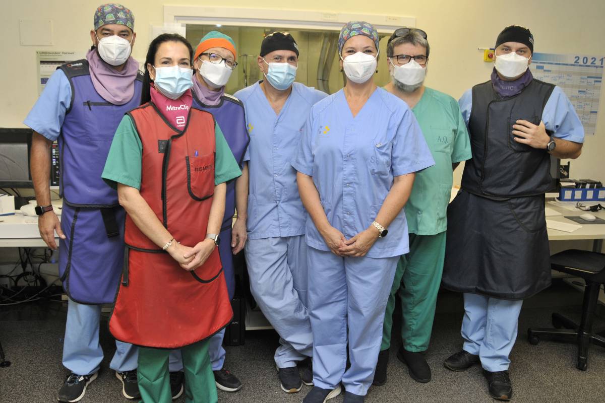 Equipo del servicio de Hemodinámica del Hospital Universitario de Gran Canaria Dr. Negr�n  art�fices del trabajo de investigación Propuesta para la monitorización invasiva tras el cateterismo card�aco radial en los pacientes con inestabilidad hemodinámica.