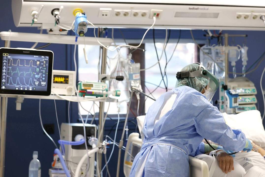Una enfermera del hospital bilbaíno de Basurto, trata este martes a un paciente infectado por covid 19, en la Unidad de Críticos del hospital vizcaíno. EFE/LUIS TEJIDO
