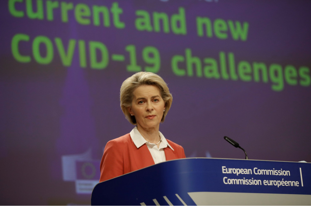 Ursula von der Leyen, presidenta de la Comisión Europea, ha afirmado esta mañana desde Bruselas que Pfizer ha acelerado los tramites y recortado los plazos para comenzar la distribución de la vacuna para menores en menos de dos semanas. EFE 