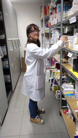 Carmen Jiménez, en la rebotica de la farmacia de Portugal donde realizó prácticas.