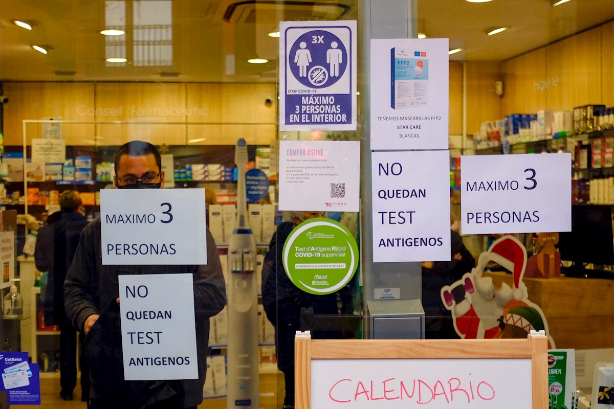 Una farmacia del barrio de Sta Eulàlia de L'Hospitalet de Llobregat (Barcelona) muestra un cartel en el que advierte a los clientes de que no disponen de test de antígenos. EFE/Toni Albir