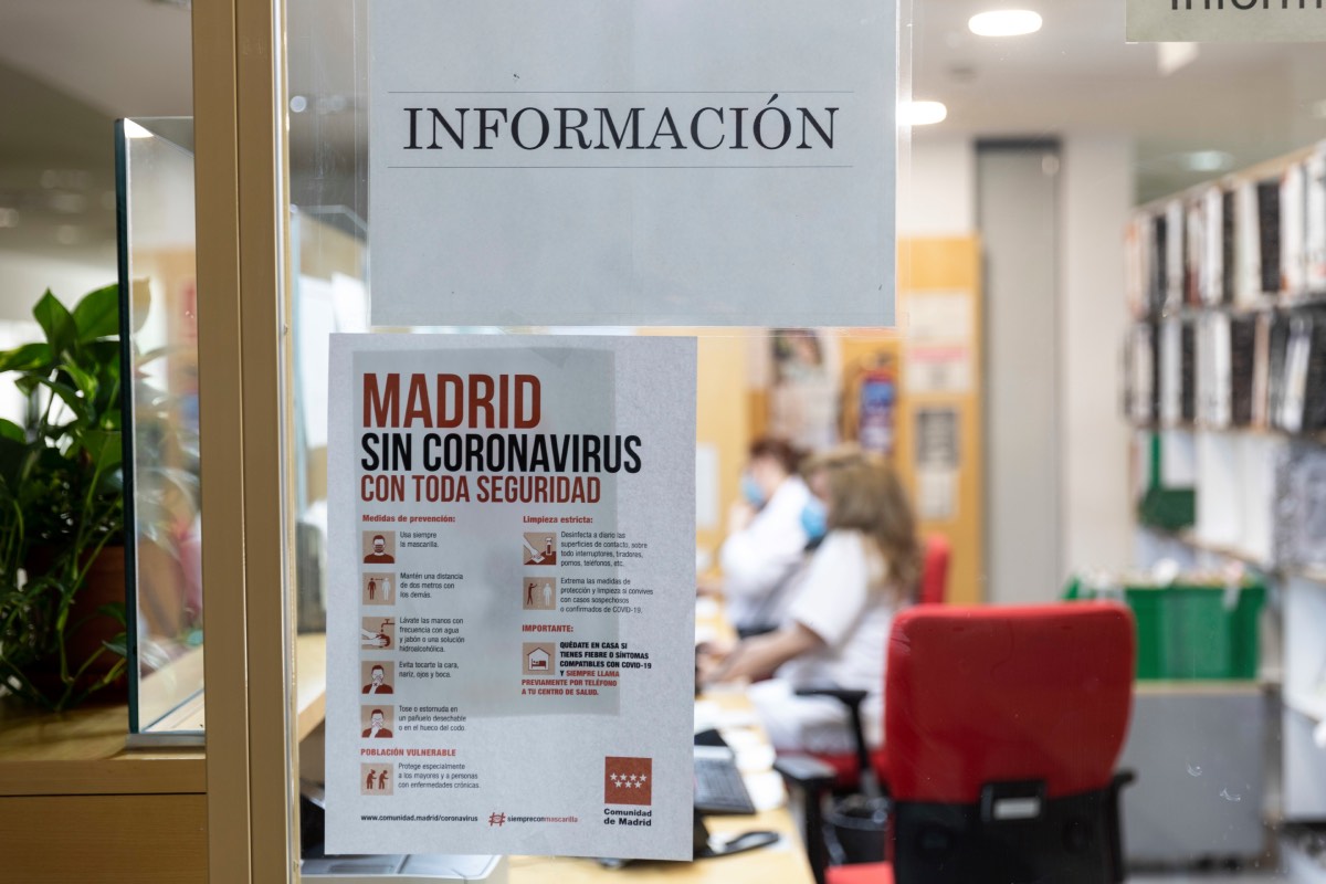 Personal del servicio de admisión atiende a los pacientes en un centro de salud de la Comunidad de Madrid (Foto: Alberto Di Lolli).