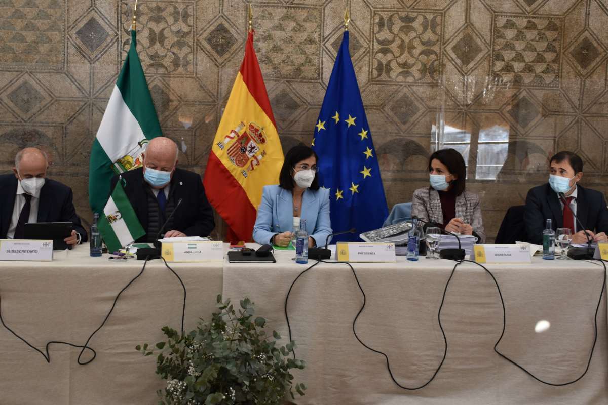 Carolina Darias, en el centro, con alguno de los consejeros en el Consejo Interterritorial celebrado el Córdoba.