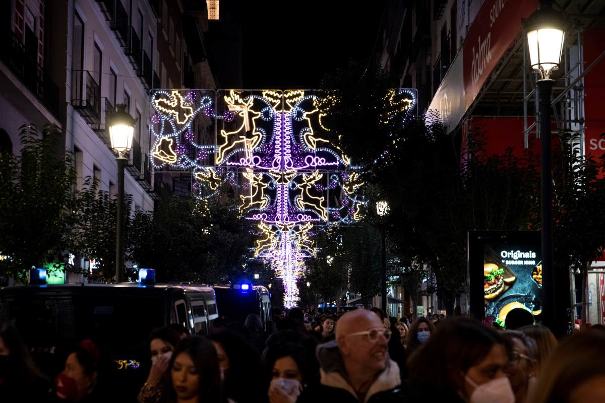 Una multitud de personas presencian el encendido de luces navideñas de la ciudad de Madrid. (FOTO: EFE/Luca Piergiovanni).